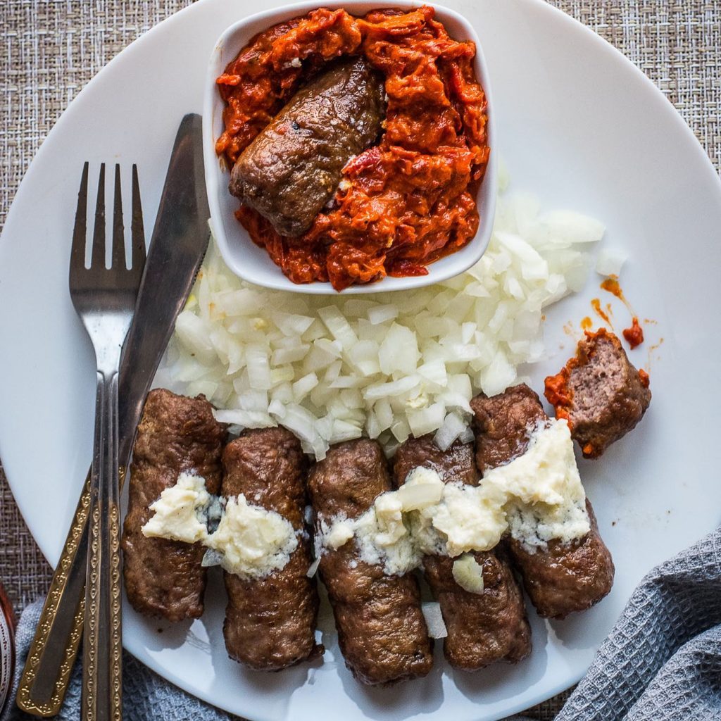 Mięso na Bałkanach prawie zawsze podaje się z ajvarem