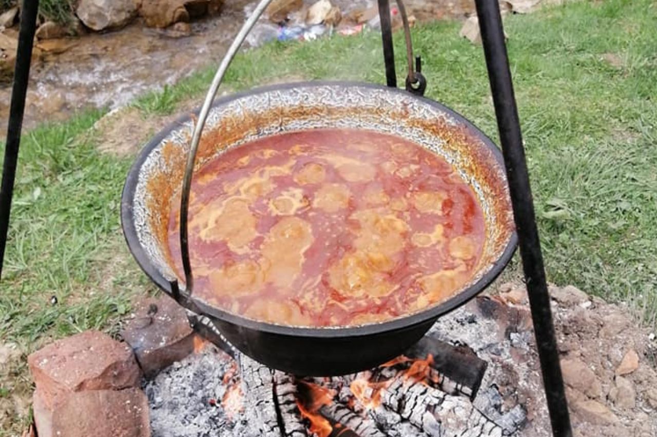 Przpis na gulasz z dziczyzny gotowany w kociołku nad ogniskiem - Bałkany na Talerzu