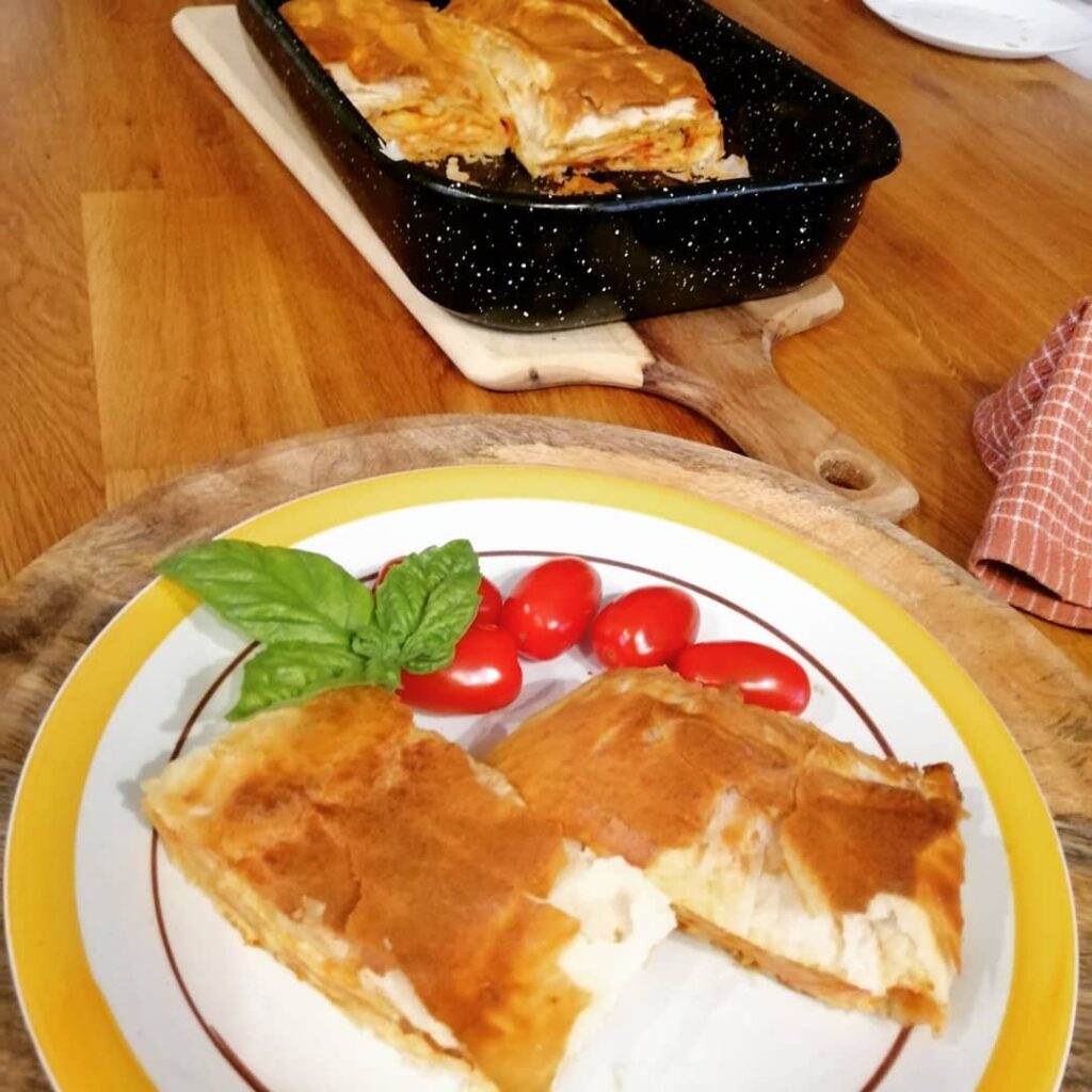 Bałkańska wersja pizzy z ciasta filo - Bałkany na talerzu