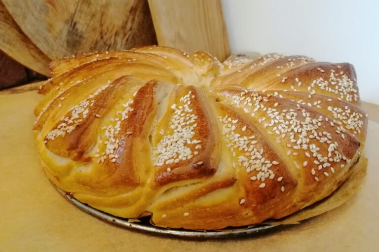 Lisnata pogacza, czyli bałkański chlebek drożdżowy